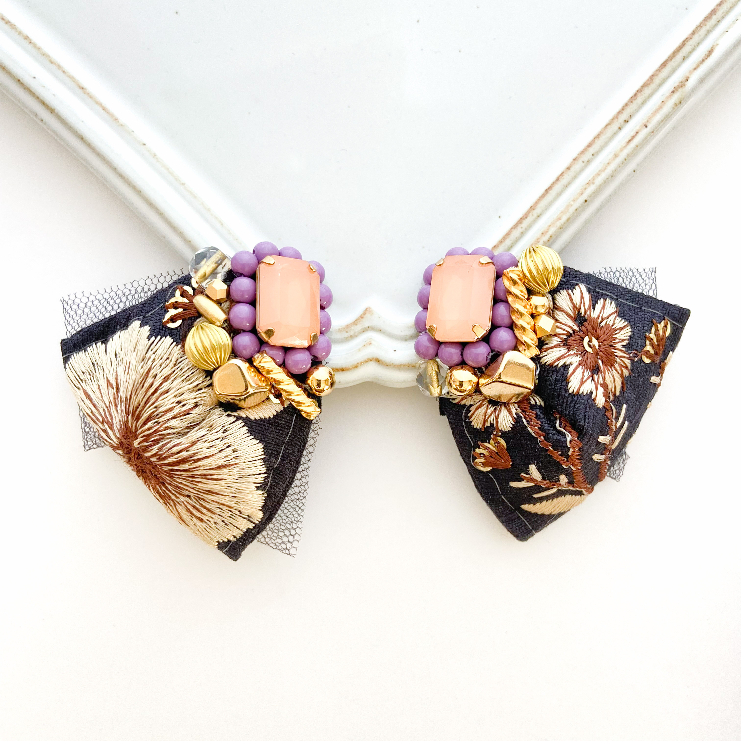 ドレッサー_007 刺繍リボンとビジューの耳かざり