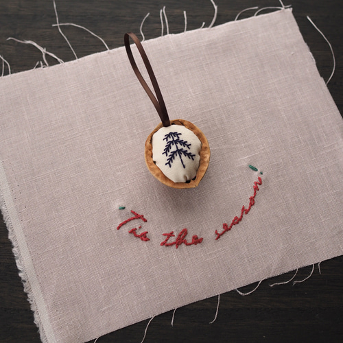 くるみの殻を使った手刺繍のクリスマスオーナメント-Bセット
