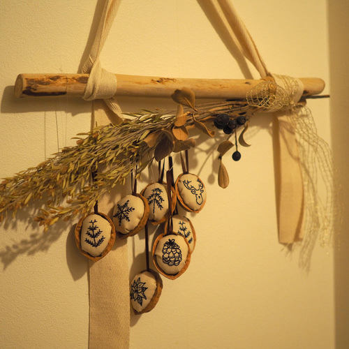 くるみの殻を使った手刺繍のクリスマスオーナメント-Bセット