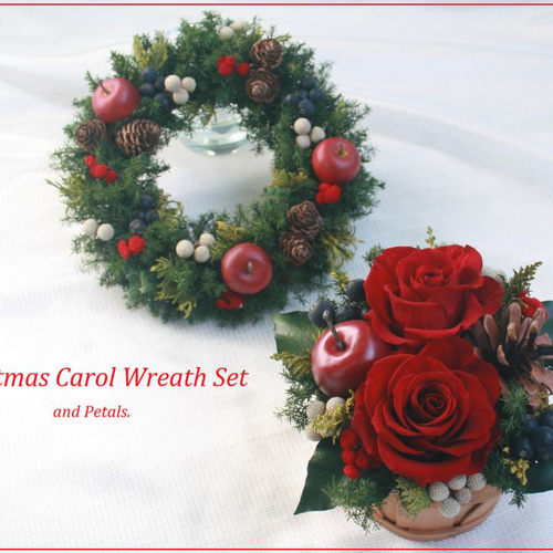 真っ赤なクリスマスアレンジメントと針葉樹のミニリースのお得な