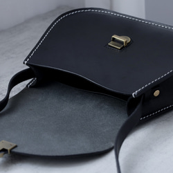 牛革レザーショルダーバッグ サドルバッグポシェット 手染め / 総手縫い 11枚目の画像