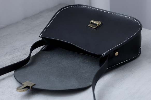 牛革レザーショルダーバッグ サドルバッグポシェット 手染め / 総手縫い 11枚目の画像