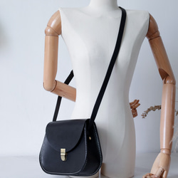 牛革レザーショルダーバッグ サドルバッグポシェット 手染め / 総手縫い 14枚目の画像