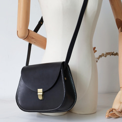 牛革レザーショルダーバッグ サドルバッグポシェット 手染め / 総手縫い 13枚目の画像