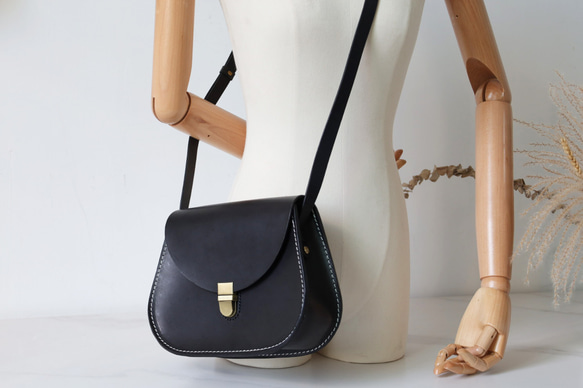 牛革レザーショルダーバッグ サドルバッグポシェット 手染め / 総手縫い 13枚目の画像