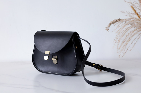 牛革レザーショルダーバッグ サドルバッグポシェット 手染め / 総手縫い 1枚目の画像