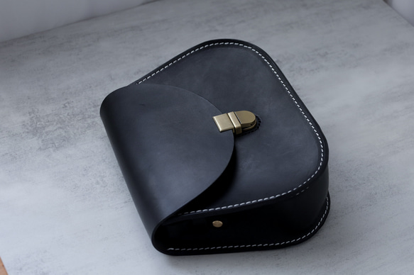 牛革レザーショルダーバッグ サドルバッグポシェット 手染め / 総手縫い 5枚目の画像