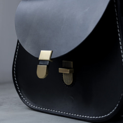 牛革レザーショルダーバッグ サドルバッグポシェット 手染め / 総手縫い 9枚目の画像