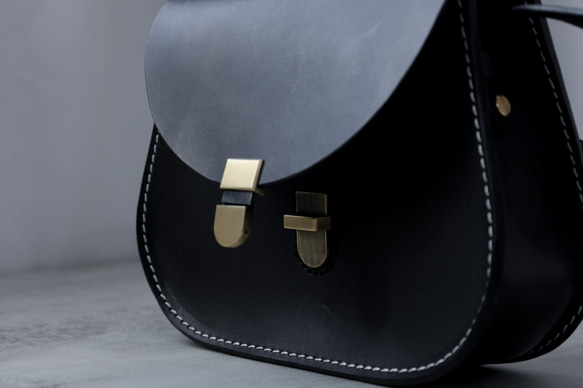 牛革レザーショルダーバッグ サドルバッグポシェット 手染め / 総手縫い 9枚目の画像