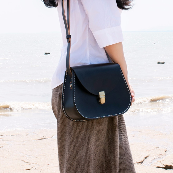 牛革レザーショルダーバッグ サドルバッグポシェット 手染め / 総手縫い 15枚目の画像