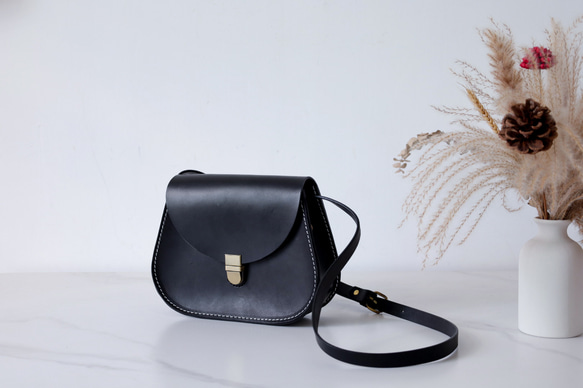 牛革レザーショルダーバッグ サドルバッグポシェット 手染め / 総手縫い 2枚目の画像