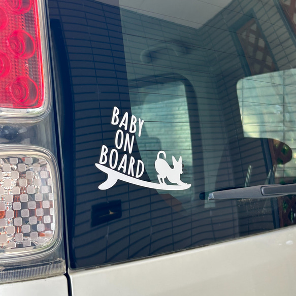 チワワ車用ステッカー 抜型防水シール サーフボード 犬のイラスト BABY IN CAR ガラスシール 小型犬 赤ちゃん 2枚目の画像