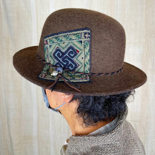 黒モン族刺繍 アフガニスタンの金属球 インドの天然石 ウールボーラー