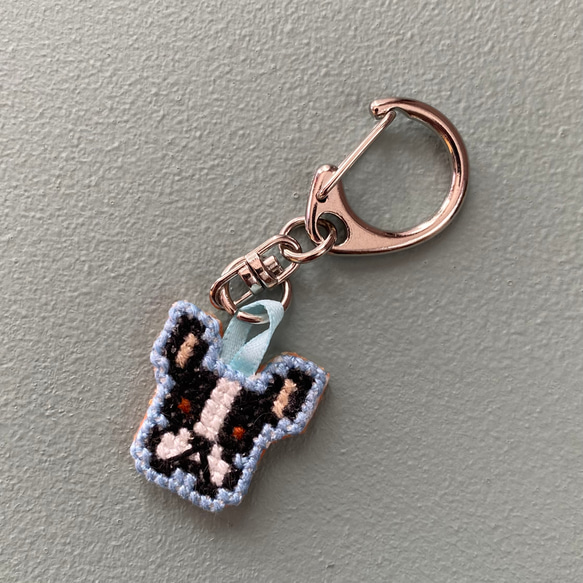 クロスステッチを手刺繍したキーホルダー フレンチブルドッグ おもちゃ