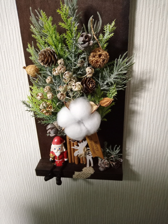 木製ボードツリーの壁掛け　クリスマスの木タグ　サンタさんとウッドトナカイつき＾＾ 3枚目の画像