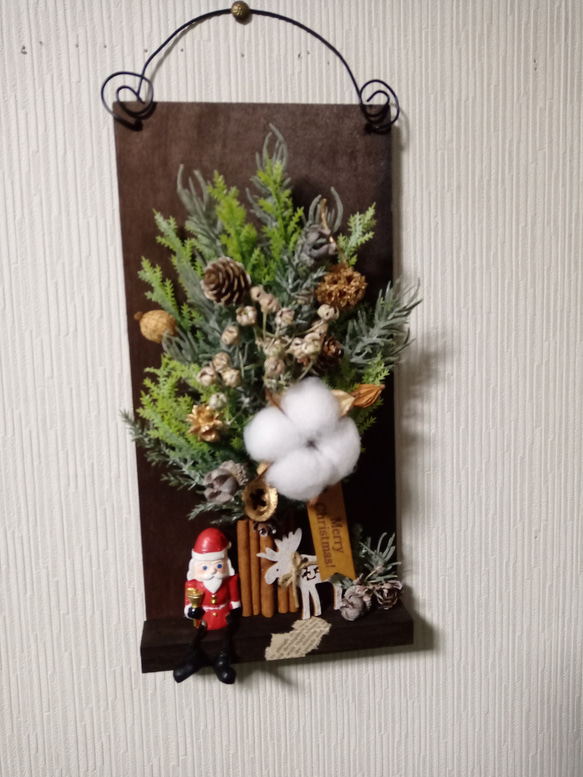 木製ボードツリーの壁掛け　クリスマスの木タグ　サンタさんとウッドトナカイつき＾＾ 1枚目の画像