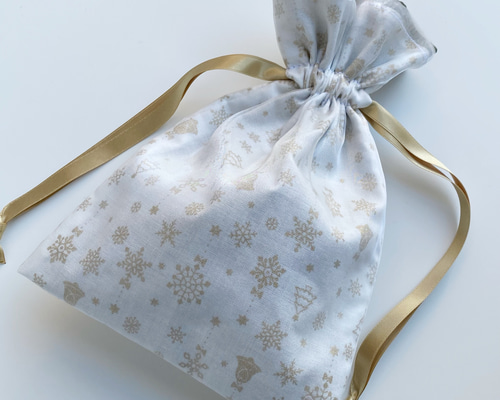 オーガンジー巾着バック 持ち手つき巾着袋❁⃘ほんのり透け感❁⃘アートフラワー 黒 オーガンジー巾着バック 持ち手つき巾着袋❁⃘ほんのり透け感❁⃘