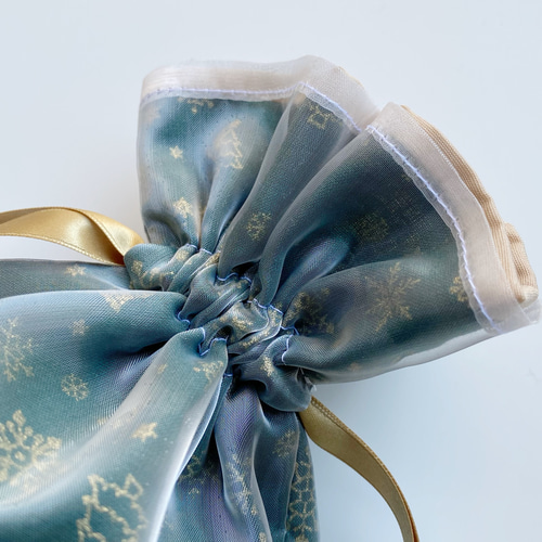 透け感の美しい 上品なオーガンジー巾着ポーチ クリスマスグリーン