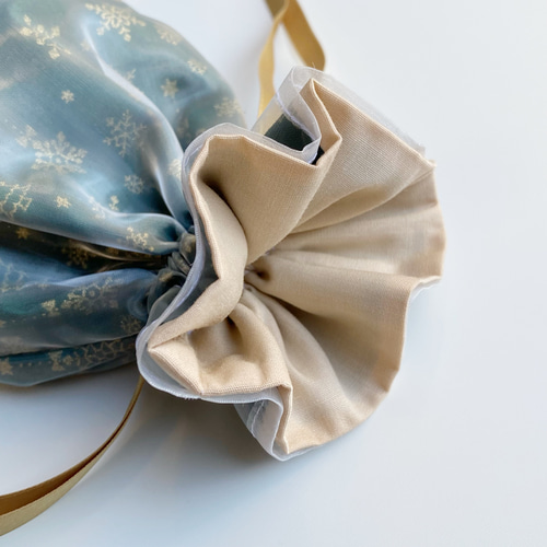 透け感の美しい 上品なオーガンジー巾着ポーチ クリスマスグリーン