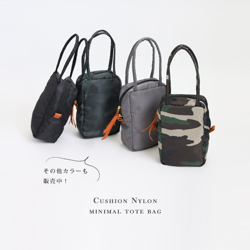 若草色にカラフルなドットが並ぶバッグはていねいに和紙を貼り重ねて作られた一閑張りのカゴ。  柔らかな持ち手にかぶせ布とポケット、実際に持ち歩きやすいように作られています。 これからの春のお出かけにいかかでしょうか🍀 ・ ・ ・ #一閑張り # バッグ #カゴバッグ 