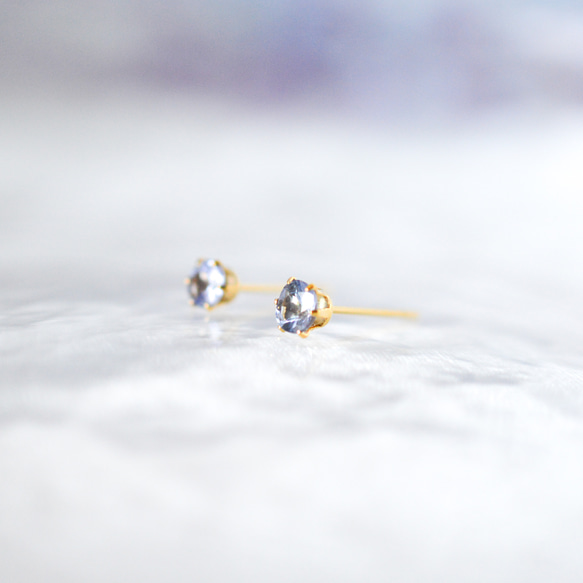 【天然石タンザナイトのシンプルな一粒スタッドピアス】青紫 / 4mm /サージカルステンレス / つけっぱなしok 5枚目の画像