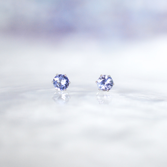 【天然石タンザナイトのシンプルな一粒スタッドピアス】青紫 / 4mm /サージカルステンレス / つけっぱなしok 1枚目の画像