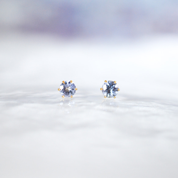 【天然石タンザナイトのシンプルな一粒スタッドピアス】青紫 / 4mm /サージカルステンレス / つけっぱなしok 4枚目の画像