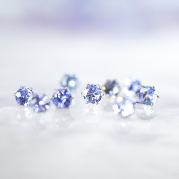 【天然石タンザナイトのシンプルな一粒スタッドピアス】青紫 / 4mm /サージカルステンレス / つけっぱなしok 8枚目の画像