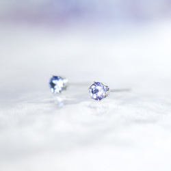 【天然石タンザナイトのシンプルな一粒スタッドピアス】青紫 / 4mm /サージカルステンレス / つけっぱなしok 2枚目の画像