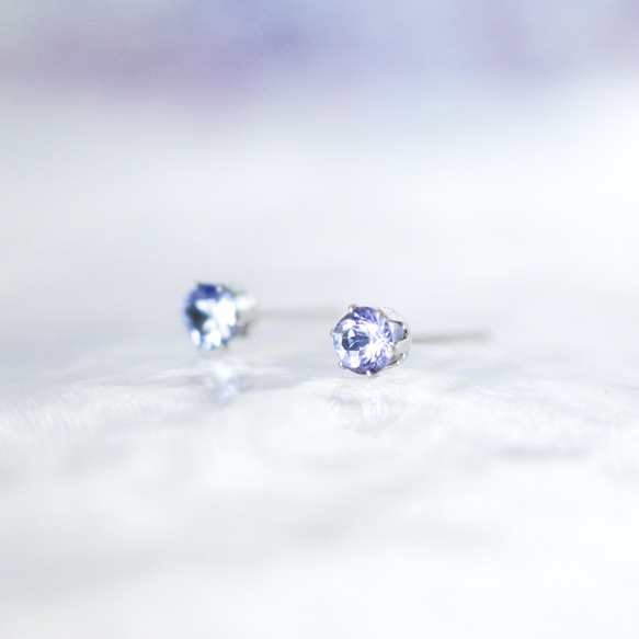 【天然石タンザナイトのシンプルな一粒スタッドピアス】青紫 / 4mm /サージカルステンレス / つけっぱなしok 2枚目の画像