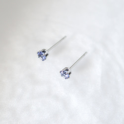 【天然石タンザナイトのシンプルな一粒スタッドピアス】青紫 / 4mm /サージカルステンレス / つけっぱなしok 3枚目の画像