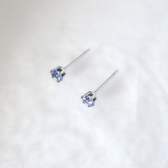 【天然石タンザナイトのシンプルな一粒スタッドピアス】青紫 / 4mm /サージカルステンレス / つけっぱなしok 3枚目の画像