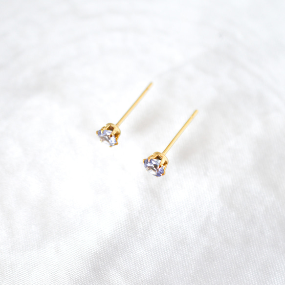 【天然石タンザナイトのシンプルな一粒スタッドピアス】青紫 / 4mm /サージカルステンレス / つけっぱなしok 6枚目の画像