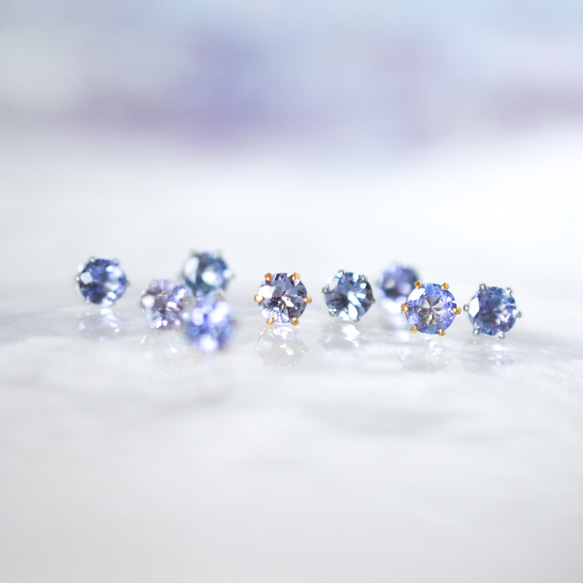 【天然石タンザナイトのシンプルな一粒スタッドピアス】青紫 / 4mm /サージカルステンレス / つけっぱなしok 9枚目の画像
