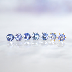 【天然石タンザナイトのシンプルな一粒スタッドピアス】青紫 / 4mm /サージカルステンレス / つけっぱなしok 7枚目の画像