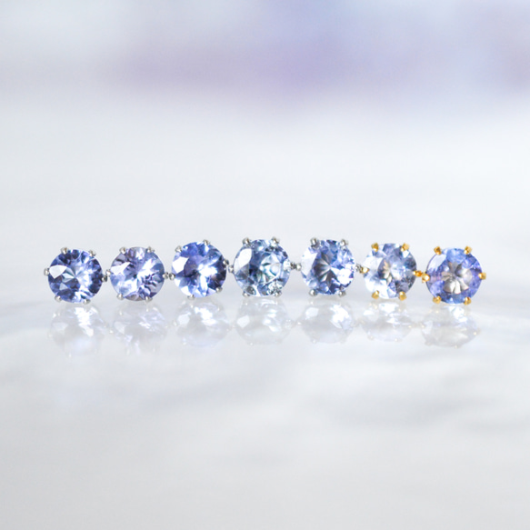 【天然石タンザナイトのシンプルな一粒スタッドピアス】青紫 / 4mm /サージカルステンレス / つけっぱなしok 7枚目の画像