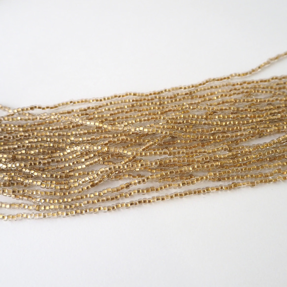 チェコ シードビーズ(11/0) ブラスラインクリスタル #PE05-B.CR / オートクチュール刺繍糸通しビーズ 2枚目の画像
