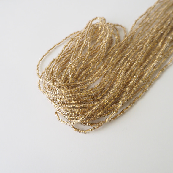 チェコ シードビーズ(11/0) ブラスラインクリスタル #PE05-B.CR / オートクチュール刺繍糸通しビーズ 1枚目の画像