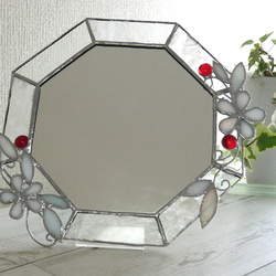 ✴︎:.｡.クリアベースの白いお花と赤い実の八角形鏡（size22/Max26） 1枚目の画像