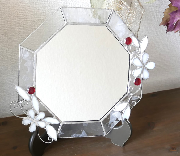 ✴︎:.｡.クリアベースの白いお花と赤い実の八角形鏡（size22/Max26） 9枚目の画像