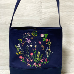 ネイビータイプの花刺繍ワンショルダーバッグ 2枚目の画像