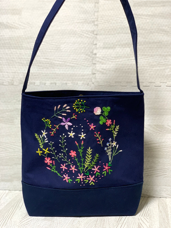 ネイビータイプの花刺繍ワンショルダーバッグ 2枚目の画像