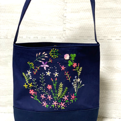 ネイビータイプの花刺繍ワンショルダーバッグ 1枚目の画像