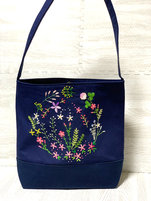 ネイビータイプの花刺繍ワンショルダーバッグ 1枚目の画像