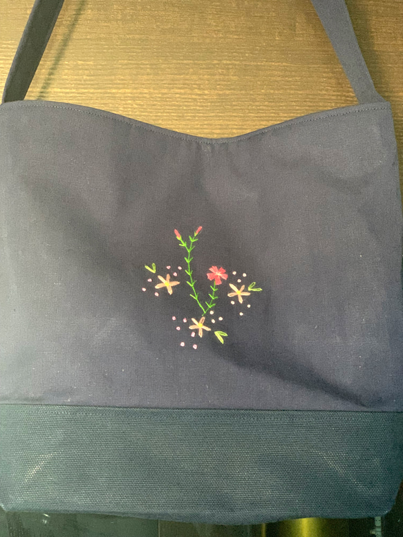 ネイビータイプの花刺繍ワンショルダーバッグ 7枚目の画像