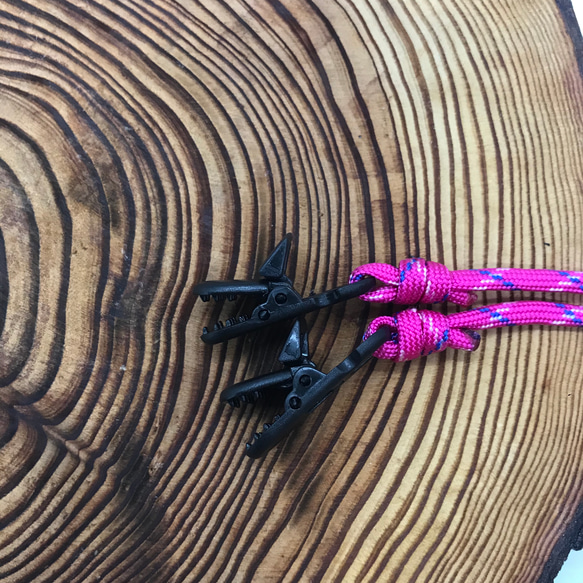 赤ちゃんから大人まで使える　パラコード　マルチクリップ   ハットクリップ  帽子ストラップ　ピンクカモ 3枚目の画像