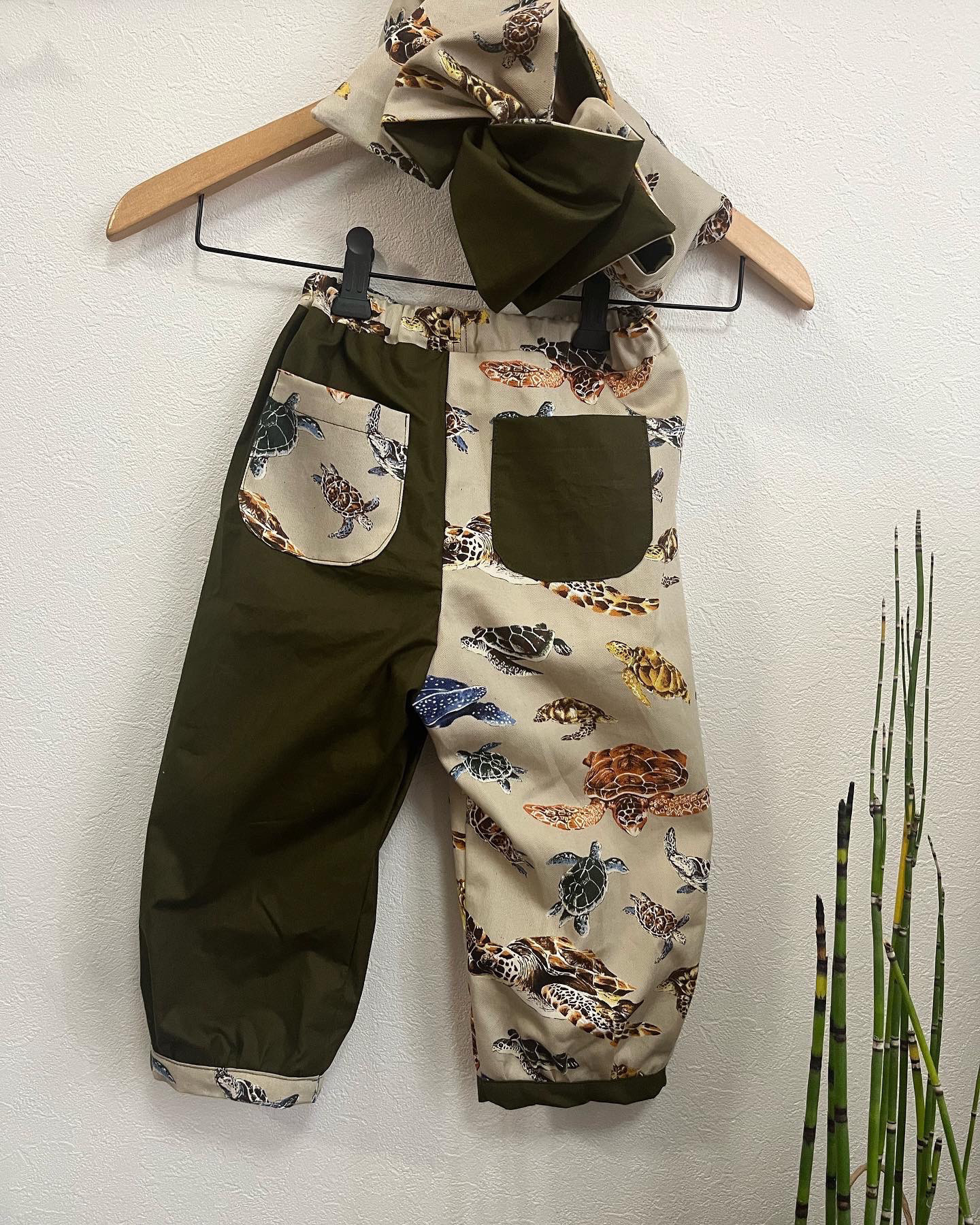 亀さん✖️カーキでカッコいい親子コーデ！ヘアターバンとキッズパンツ