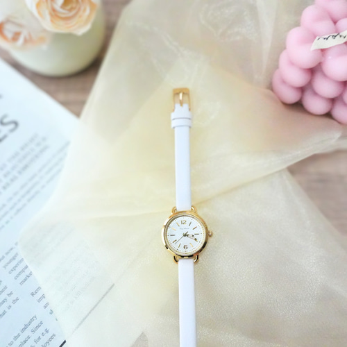 やさしい数字文字盤のホワイト腕時計｜華奢ベルト・ギフトにもおすすめ
