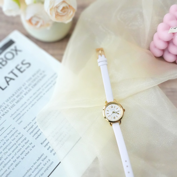 やさしい数字文字盤のホワイト腕時計｜華奢ベルト・ギフトにも