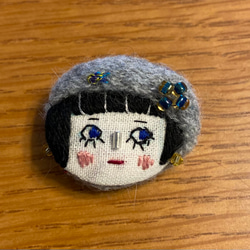 ブローチ　刺繍　女の子　ベレー帽　カジュアルファッションコーデ 2枚目の画像